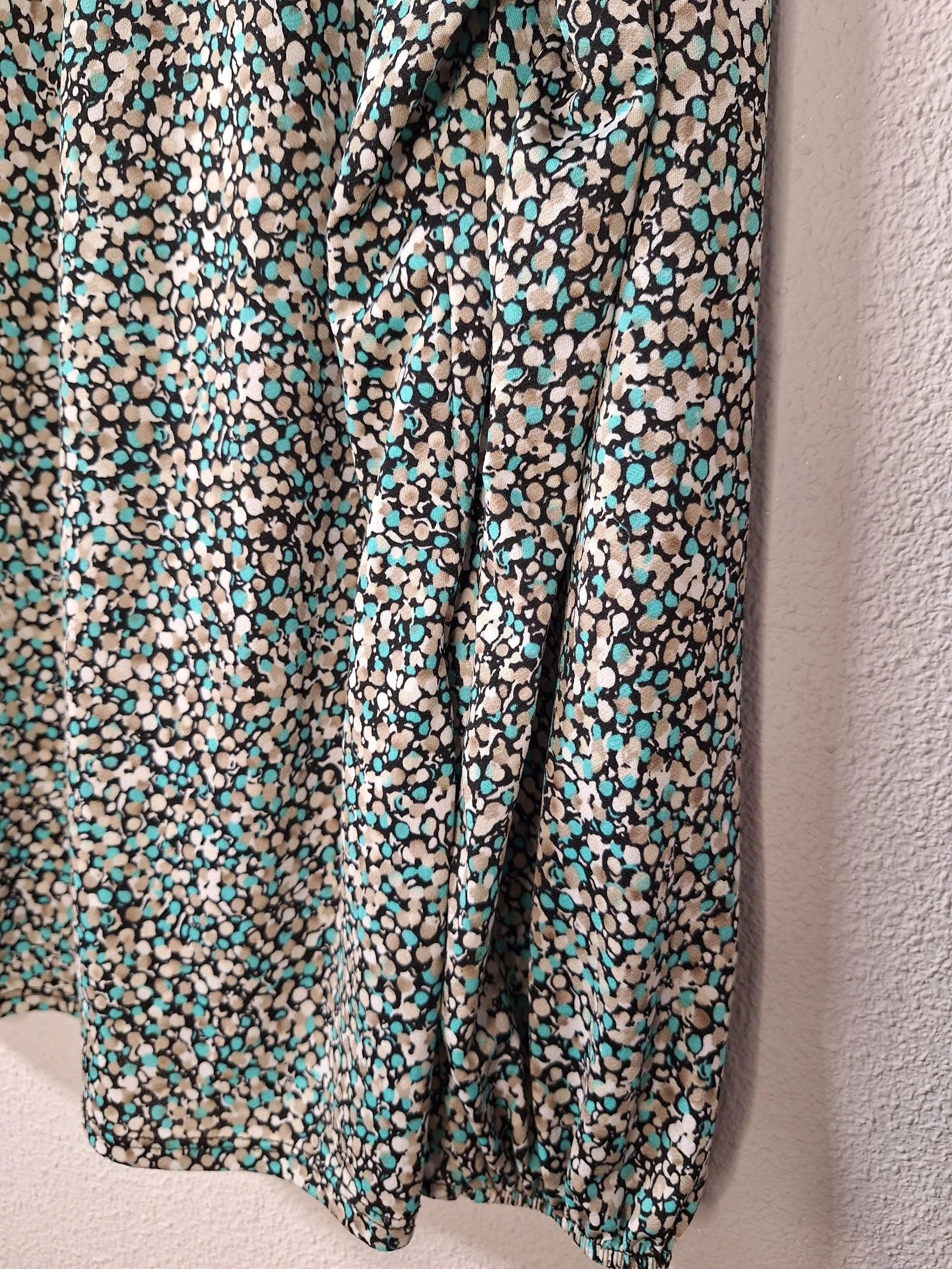 Blusa estampada em tons bege, preto e turquesa com gola original – photo 2